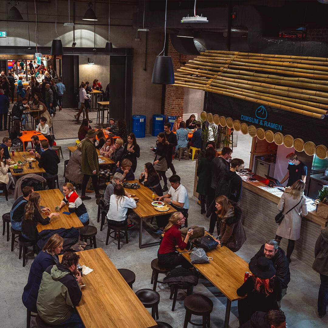 What is a food hall and why is this type of place worth visiting? Discover the culinary riches of Food Town!
